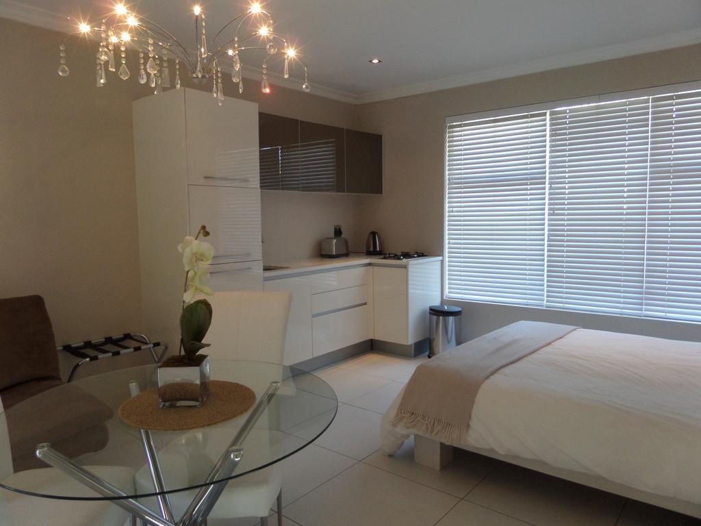 Kasa Nama Hotel Edgemead Room photo